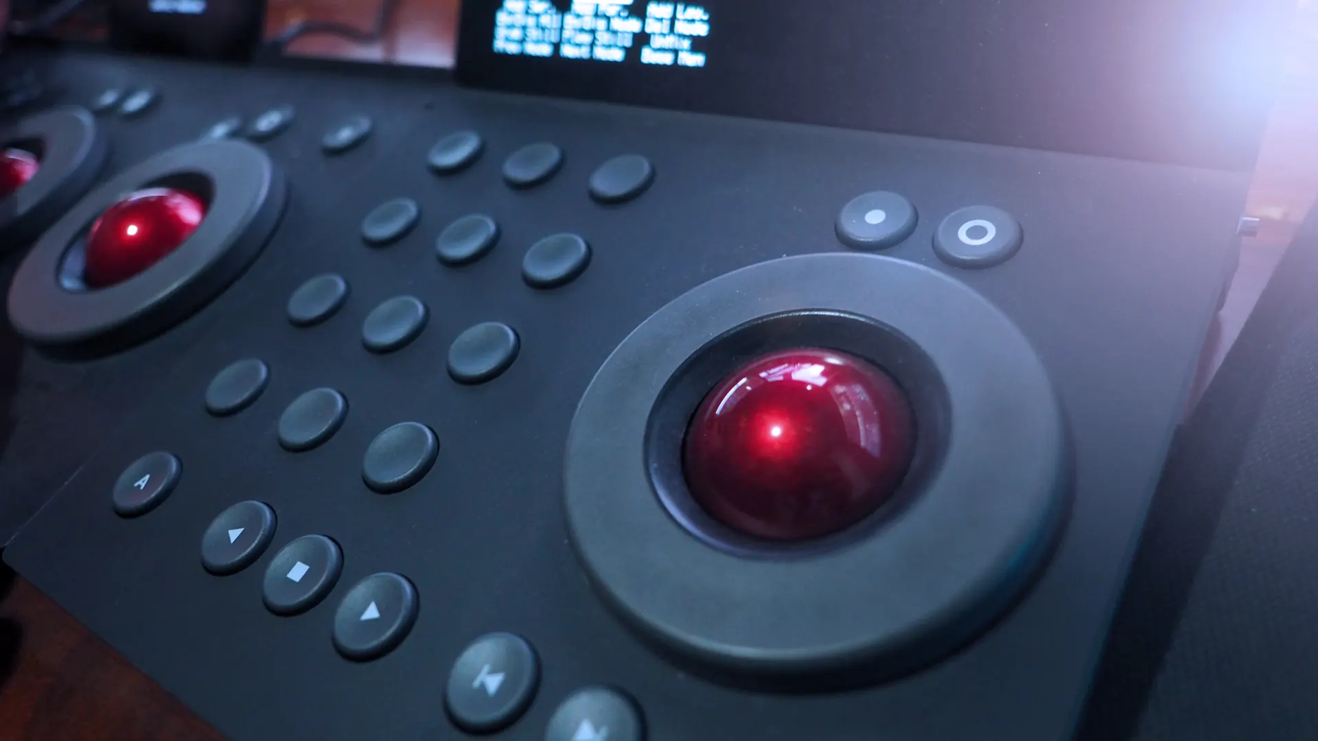 Bedienpult für Color Grading mit Trackballs und Tasten in der Nahaufnahme
