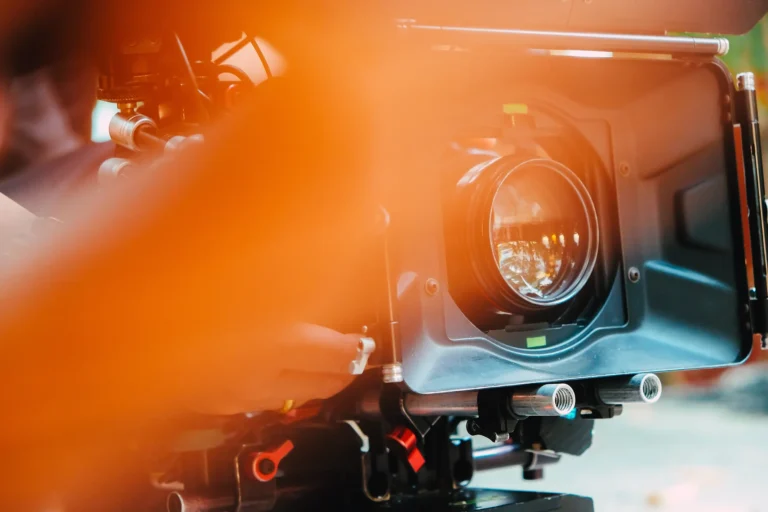 Filmkamera mit Objektiv und Mattebox im warmen Gegenlicht