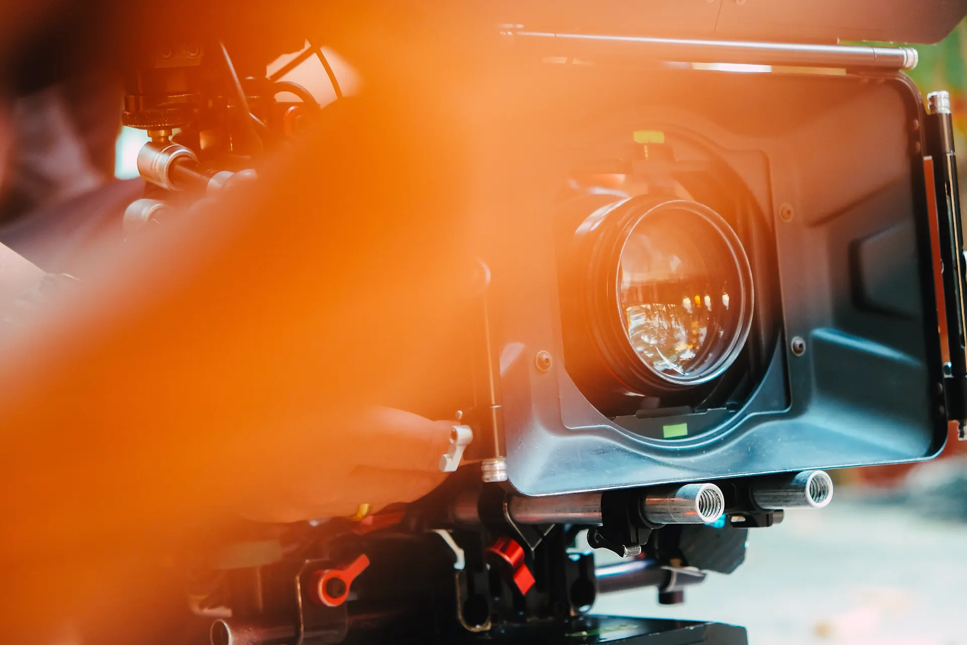 Filmkamera mit Objektiv und Mattebox im warmen Gegenlicht