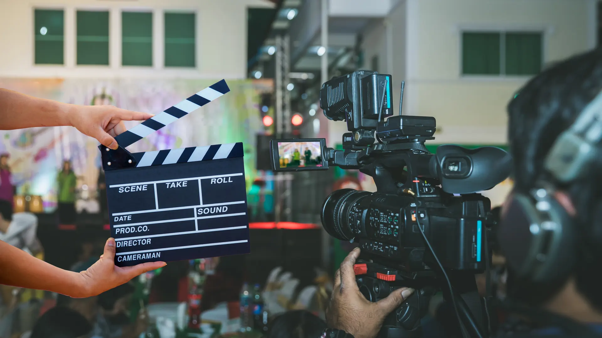 Filmklappe wird vor einer Videokamera am Set geschlagen