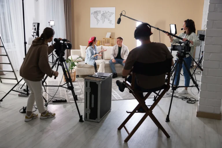 Interviewdreh im Wohnzimmer mit zwei Kameras auf Stativen, Tonangel und LED Leuchten