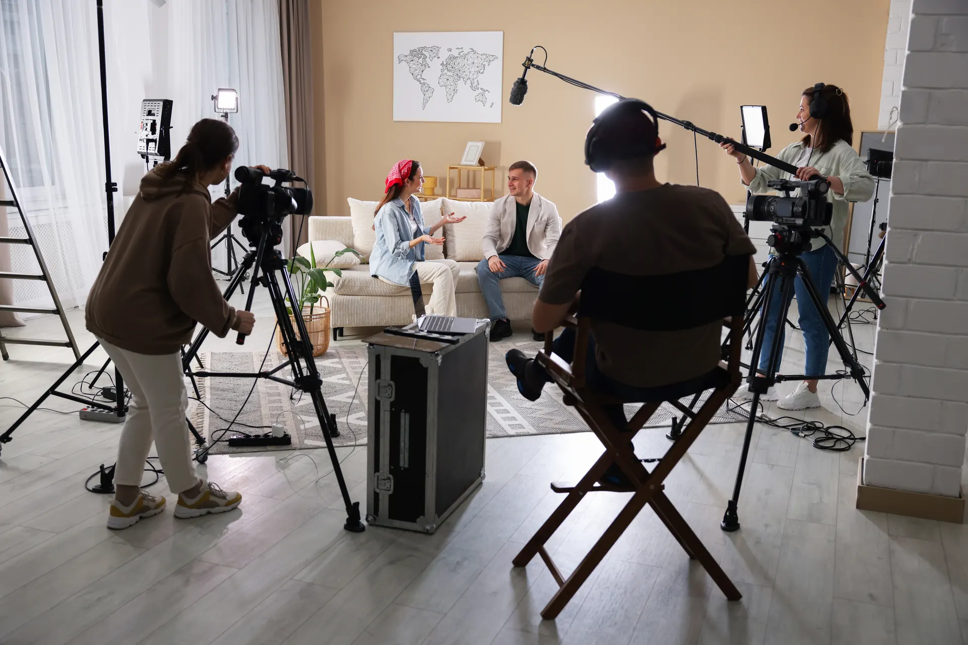 Interviewdreh im Wohnzimmer mit zwei Kameras auf Stativen, Tonangel und LED Leuchten