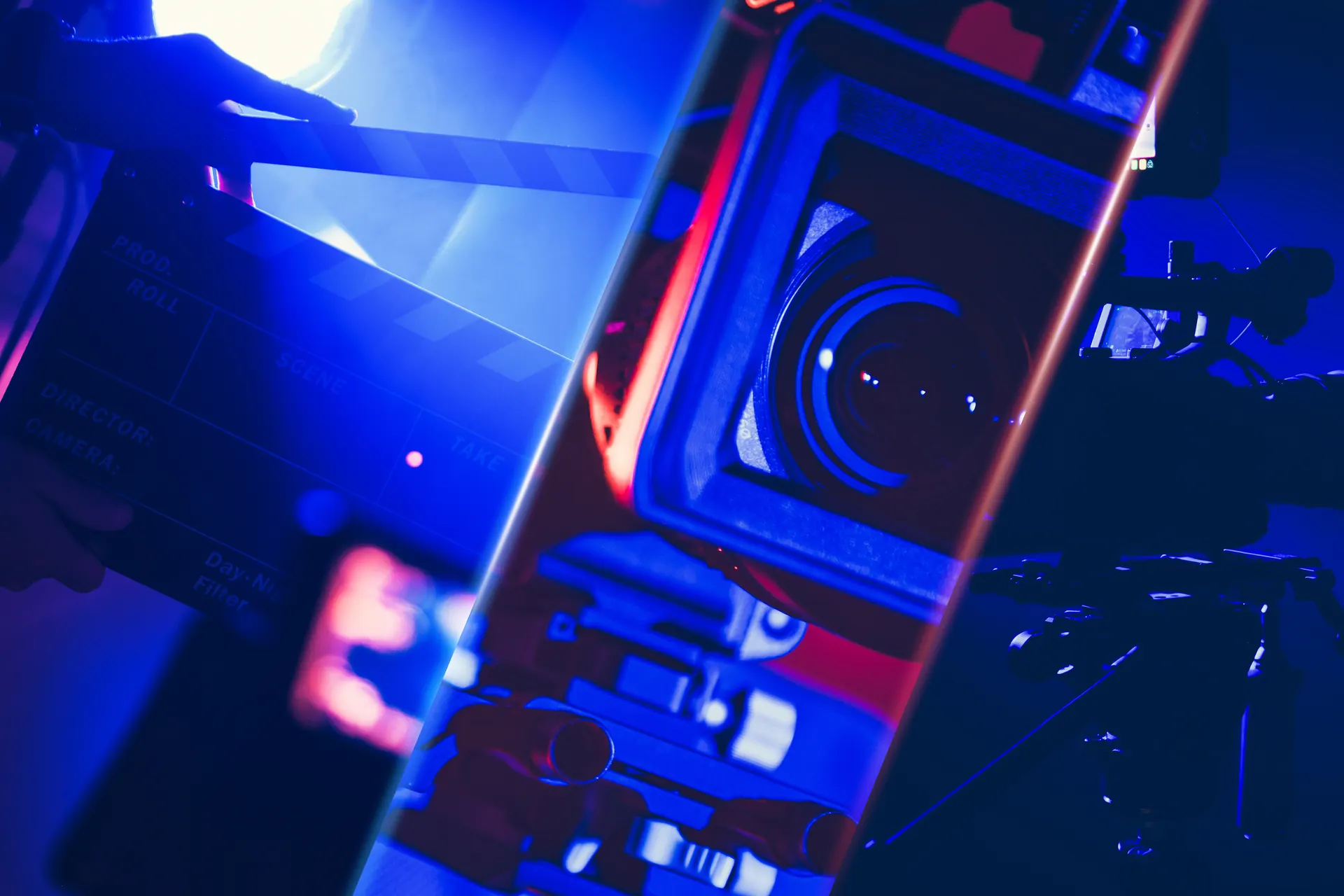 Videokamera und Filmklappe in blauem Licht